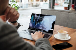 Pomimo zaproponowanego udogodnienia, notebook Lenovo oferowany jest dostępny w standardowej półce cenowej dla nowych urządzeń. Możemy nabyć go już za kwotę 4500 zł