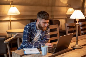Jeśli szukasz laptopa z mocą, ThinkPad P15v Gen 2 to idealne urządzenie