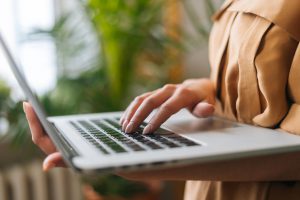 Laptop Dell Precision 17 7760 jest oferowany z różnymi opcjami procesorów, pamięci, pamięci masowej i grafiki